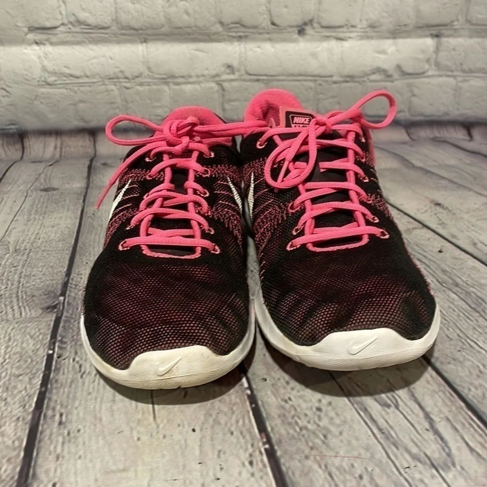 Nike Youth 7Y pink, and black Fury sneakers - Picture 2 of 6